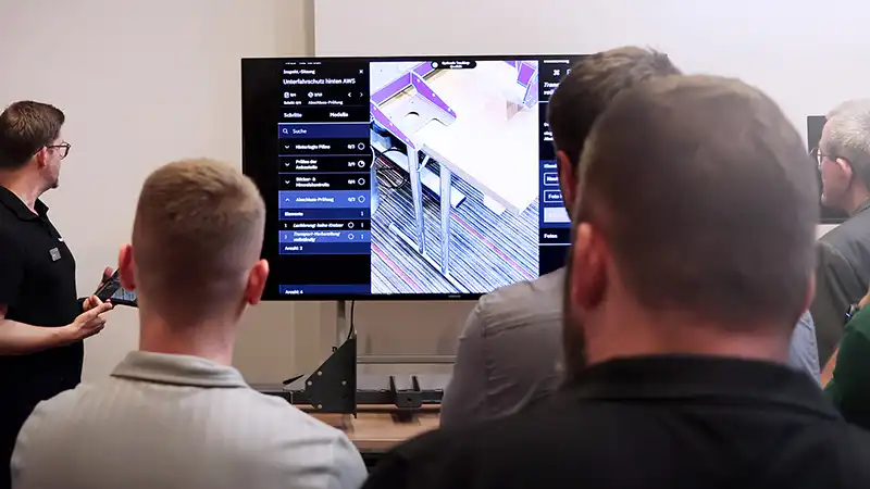 Teilnehmer des Twyn User-Meetings 2026 verfolgen eine Live-Demonstration zur AR-gestuetzten Qualitaetskontrolle.