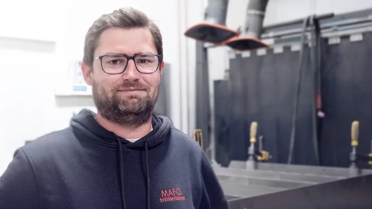 Manuel Mayer, Direktor Qualität der MAFO Systemtechnik AG, vor einer industriellen Fertigungsanlage.
