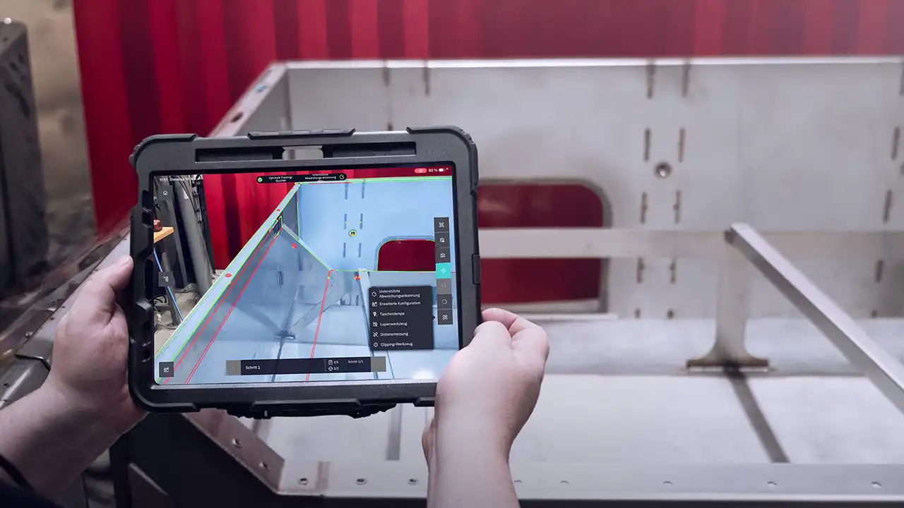 Tablet mit Twyn zeigt ein AR-Overlay auf einem Bauteil bei MAFO für eine effizientere visuelle Qualitätsprüfung.