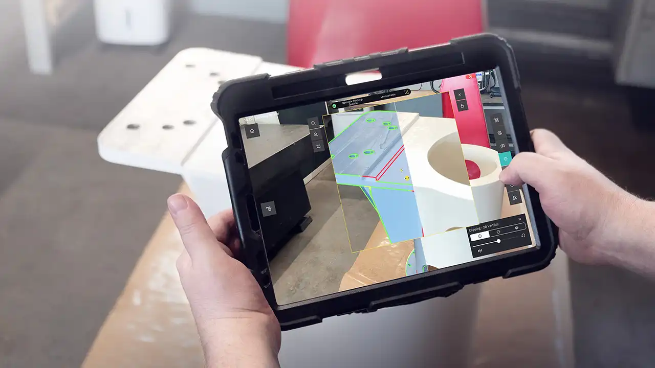 Tablet mit Twyn AR-Overlay zeigt Abweichungen an einem Bauteil bei MAFO für die visuelle Qualitätsinspektion.